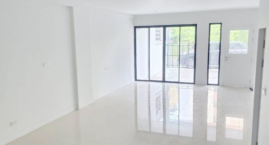 À vendre 2 chambres maison de ville à Mueang Samut Prakan, Samut Prakan