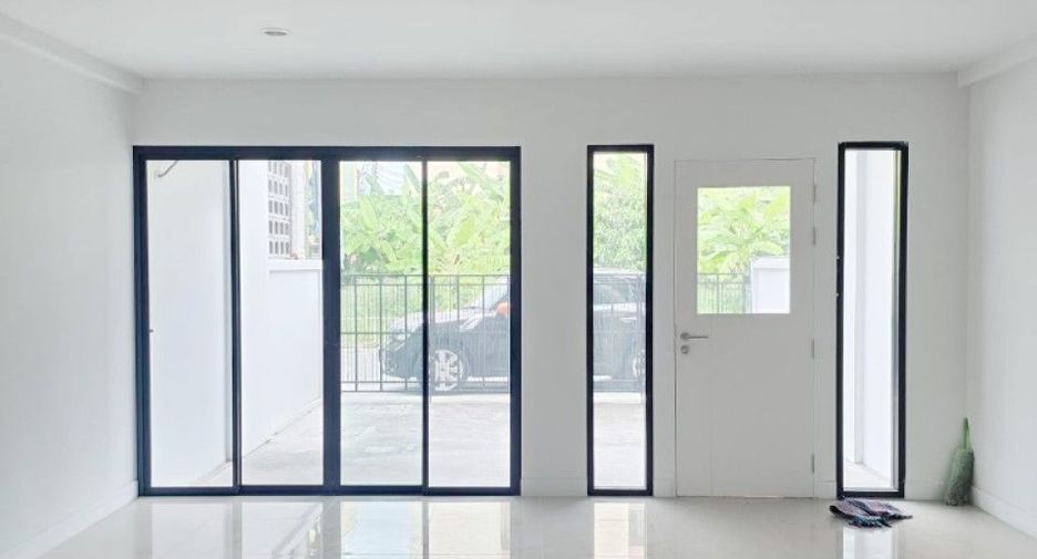 À vendre 2 chambres maison de ville à Mueang Samut Prakan, Samut Prakan