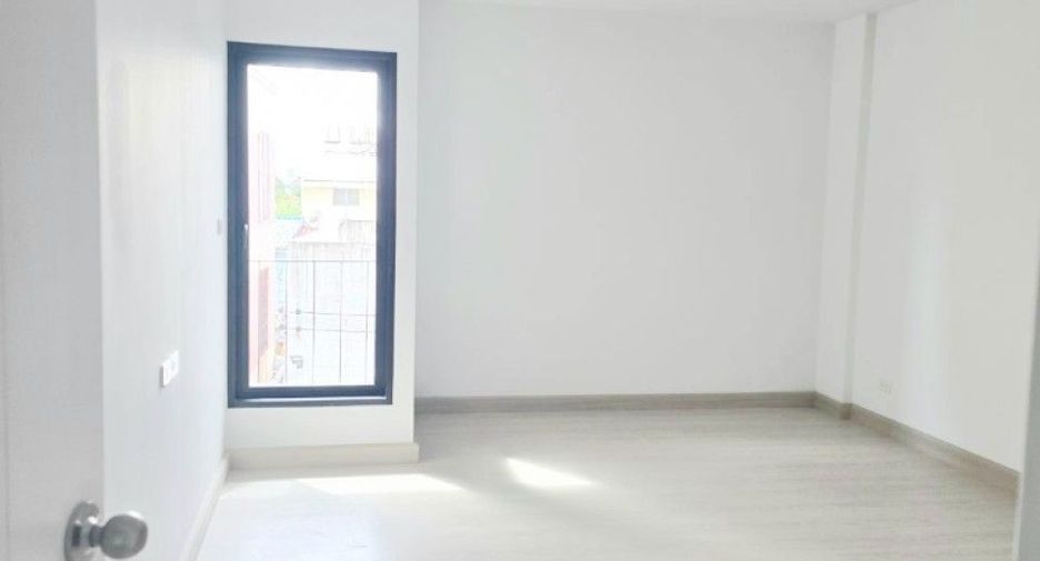 À vendre 2 chambres maison de ville à Mueang Samut Prakan, Samut Prakan