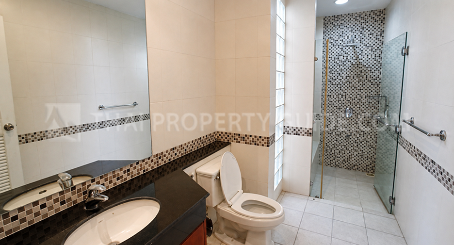 For rent 4 bedrooms house in Yan Nawa, Bangkok