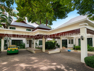 For rent 4 bedrooms house in Yan Nawa, Bangkok