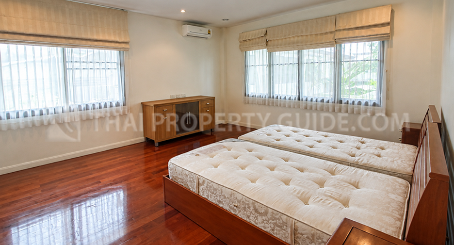 For rent 4 bedrooms house in Yan Nawa, Bangkok