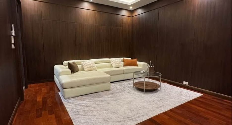 For sale 5 bedrooms house in Mueang Chiang Mai, Chiang Mai