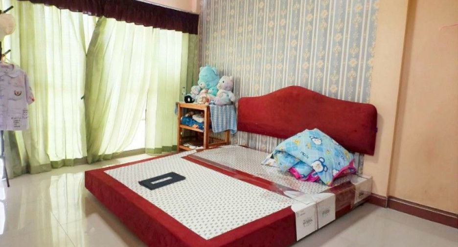For sale 3 bedrooms townhouse in Krathum Baen, Samut Sakhon