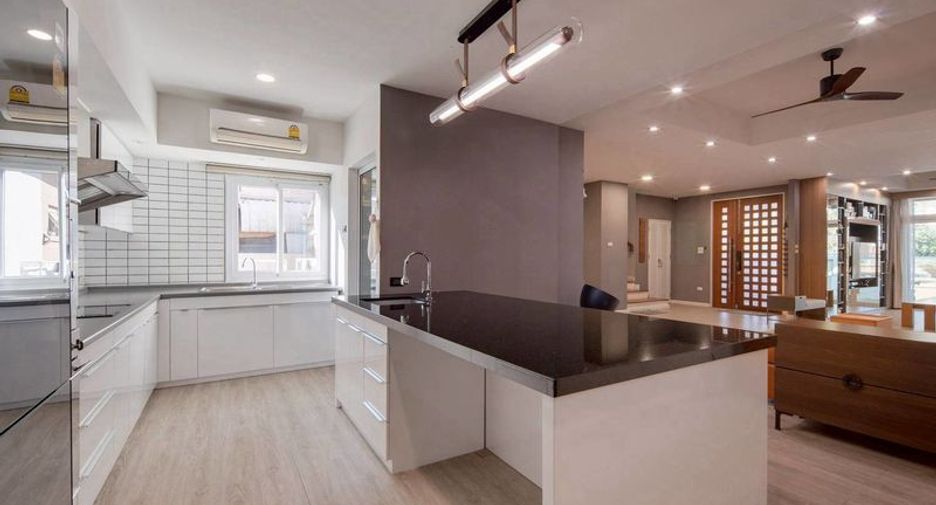 À vendre 5 chambres maison à Si Racha, Chonburi
