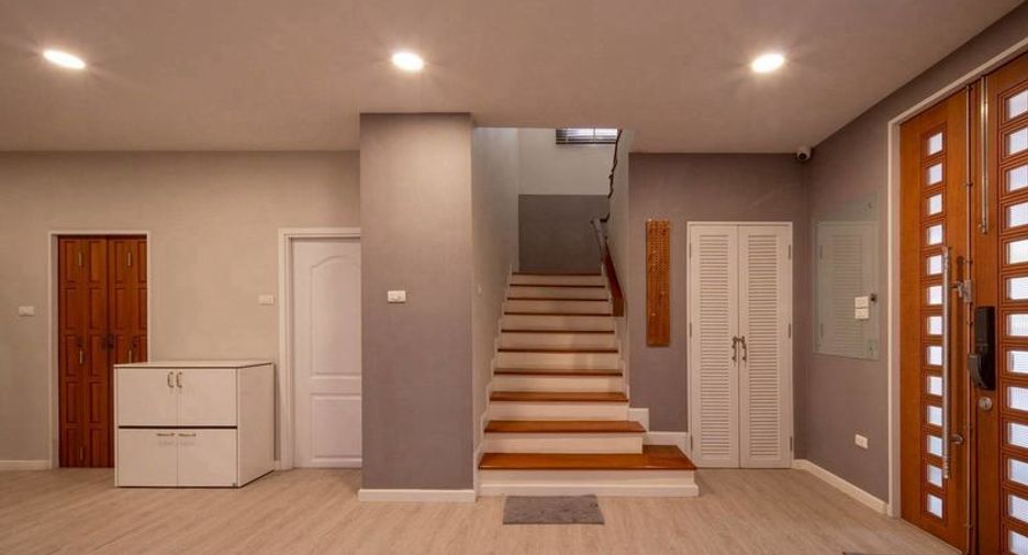 À vendre 5 chambres maison à Si Racha, Chonburi