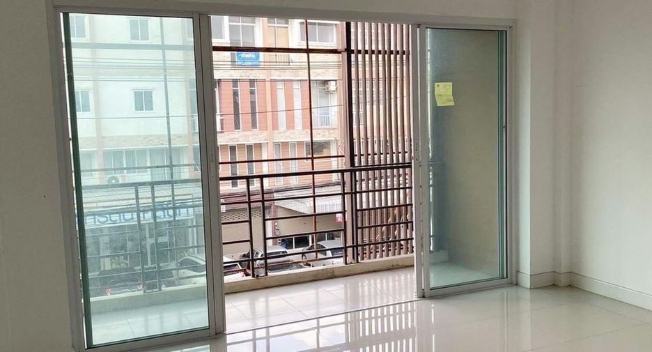 Casa adosada en alquiler y en venta de 3 habitaciones en Bang Khae, Bangkok