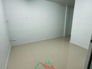 Casa adosada en alquiler y en venta de 3 habitaciones en Bang Khae, Bangkok
