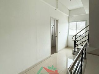 Casa adosada en alquiler y en venta de 3 habitaciones en Bang Khae, Bangkok