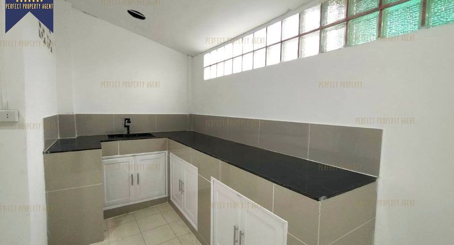 Casa adosada en venta de 2 habitaciones en Lat Krabang, Bangkok