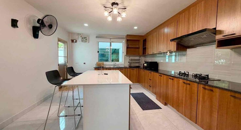 À louer 3 chambres villa à Mueang Chon Buri, Chonburi