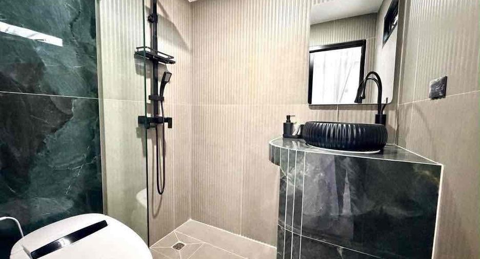 Villa en alquiler y en venta de 5 habitaciones en Bang Lamung, Chonburi