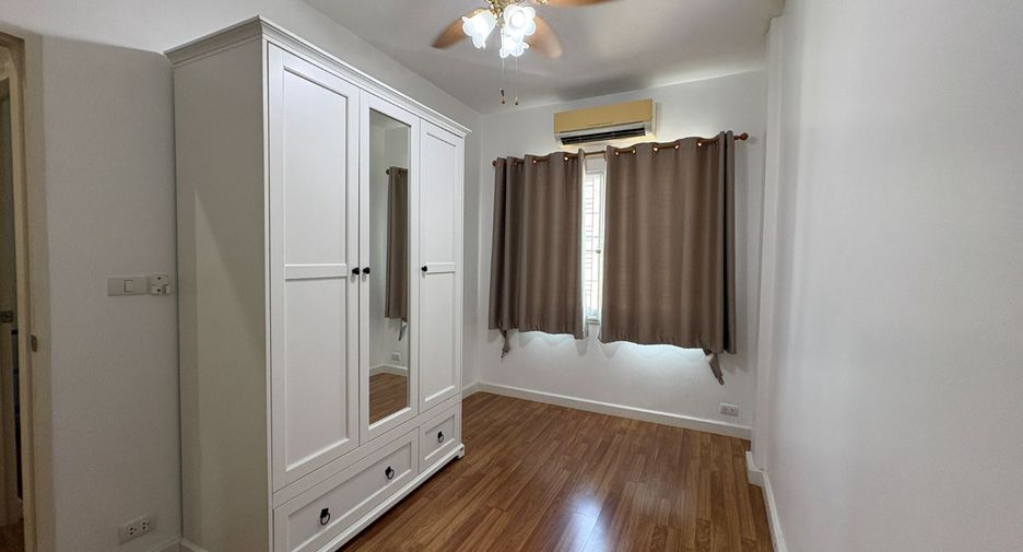 Casa adosada en venta de 3 habitaciones en Saphan Sung, Bangkok