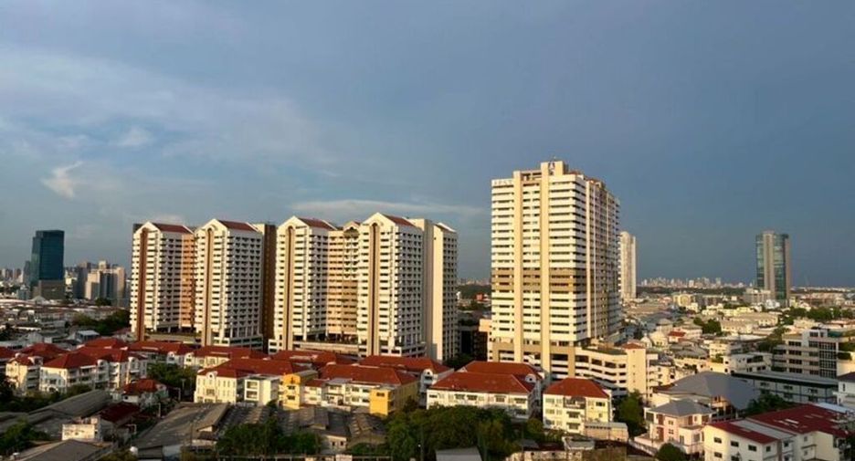 For sale 2 bedrooms condo in Yan Nawa, Bangkok