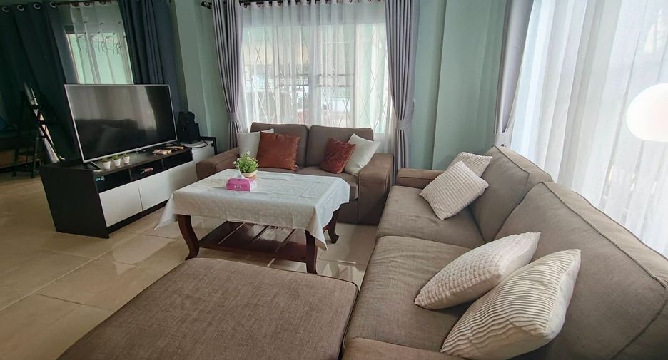 Casa en alquiler de 3 habitaciones en Bang Lamung, Chonburi