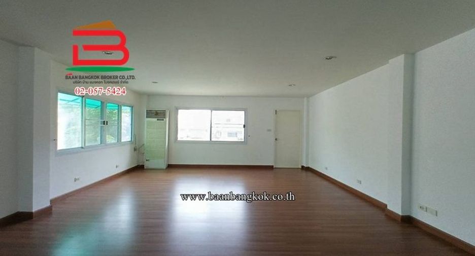 Gewerbefläche zum Kauf mit 3 Zimmer in Lam Luk Ka, Pathum Thani
