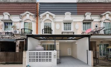 Casa adosada en venta de 3 habitaciones en Pak Kret, Nonthaburi