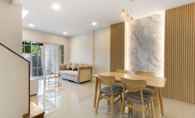 Casa adosada en venta de 3 habitaciones en Pak Kret, Nonthaburi
