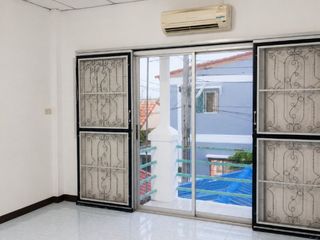 For sale 2 bedrooms townhouse in Mueang Samut Prakan, Samut Prakan