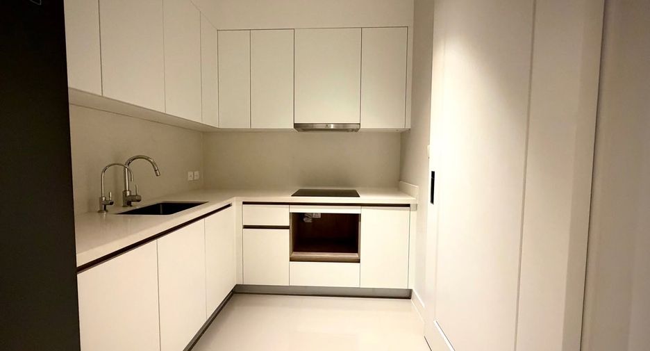 For rent 3 bedrooms condo in Sathon, Bangkok