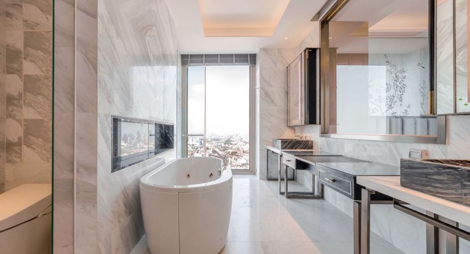 For rent 3 bedrooms condo in Khlong San, Bangkok