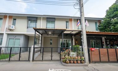 Casa adosada en venta de 3 habitaciones en Bang Phli, Samut Prakan