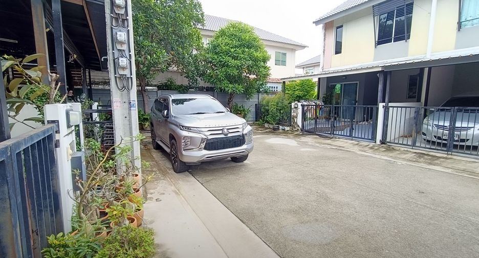 Casa adosada en venta de 3 habitaciones en Bang Phli, Samut Prakan