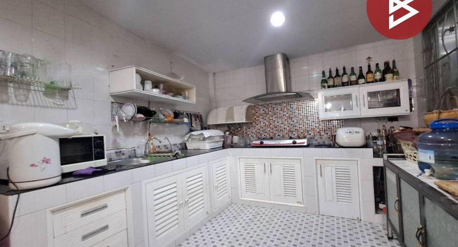 Casa adosada en venta de 3 habitaciones en Lat Phrao, Bangkok