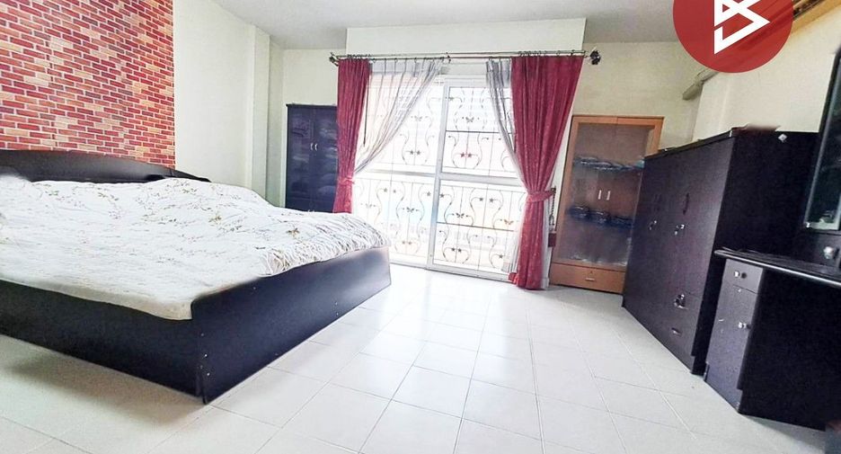 Casa adosada en venta de 3 habitaciones en Lat Phrao, Bangkok