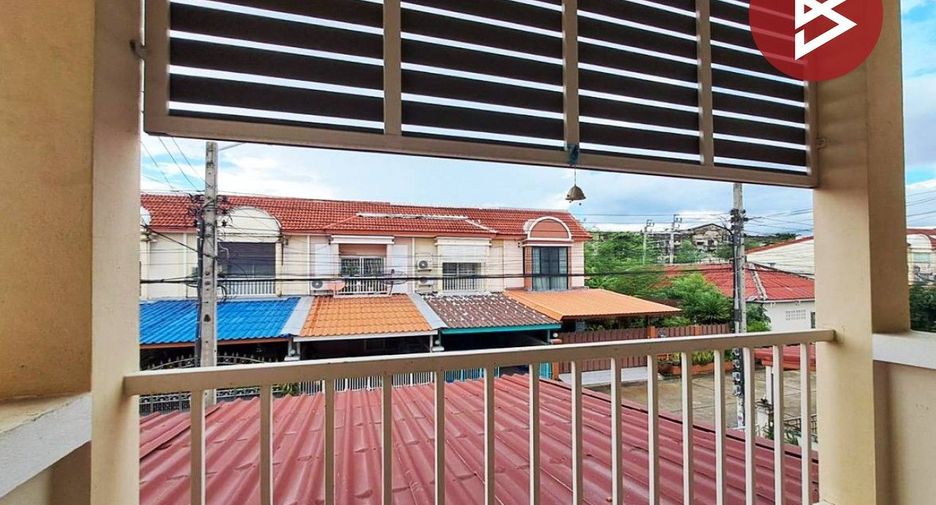 Casa adosada en venta de 3 habitaciones en Lat Phrao, Bangkok