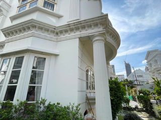 For rent 5 bedrooms townhouse in Phra Khanong, Bangkok