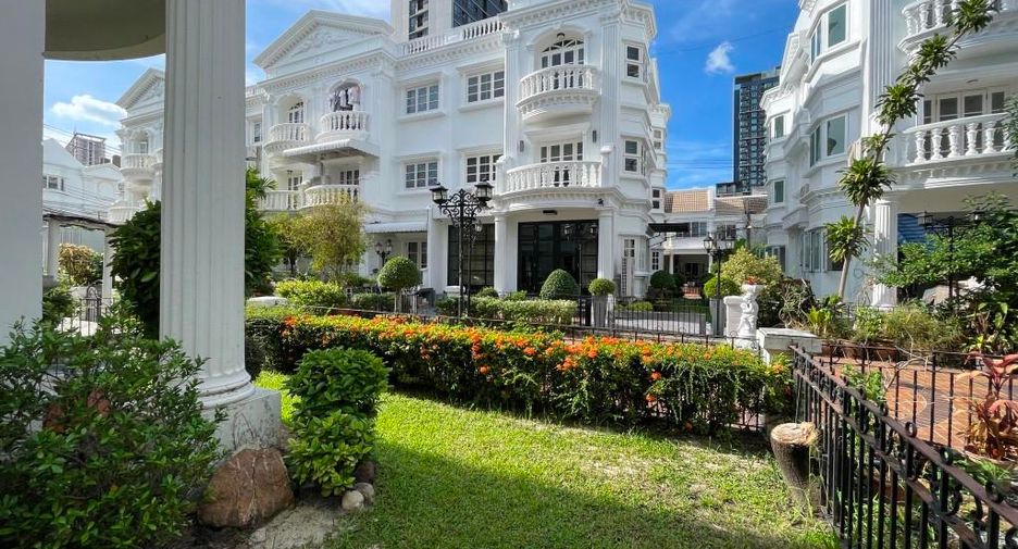 出租 5 卧室 联排别墅 在 Phra Khanong, 曼谷