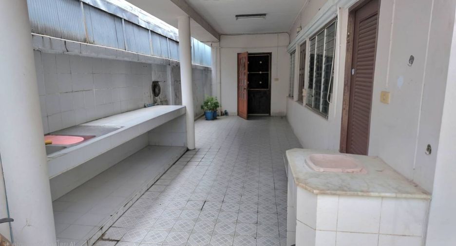For sale 6 bedrooms house in Mueang Nonthaburi, Nonthaburi