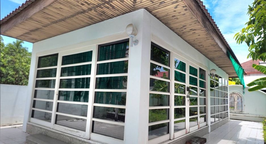 For sale 6 bedrooms house in Mueang Nonthaburi, Nonthaburi