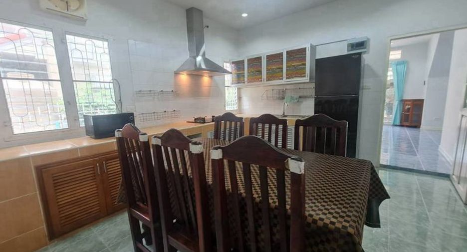 For rent 4 bedrooms house in Mueang Chiang Mai, Chiang Mai
