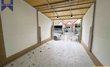 À vendre 2 chambres maison de ville à Bang Bo, Samut Prakan