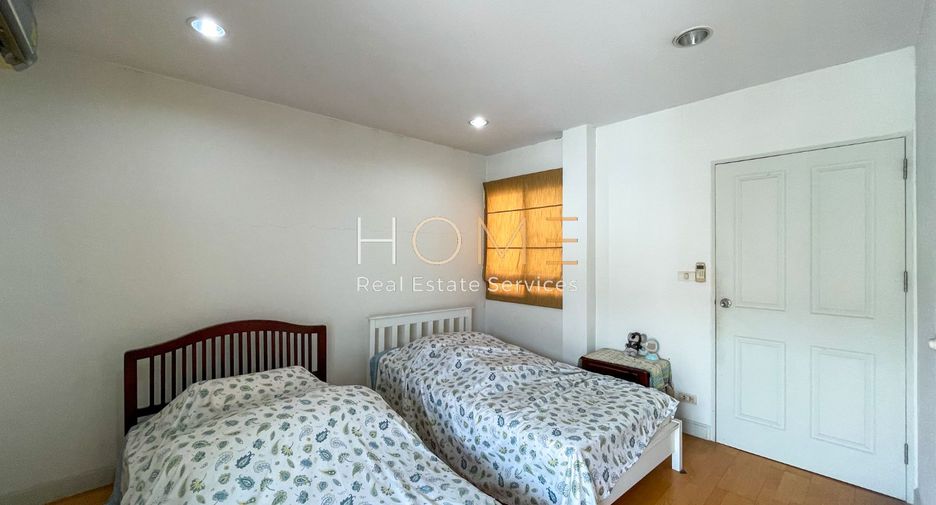 For sale 3 bedrooms townhouse in Bang Kapi, Bangkok