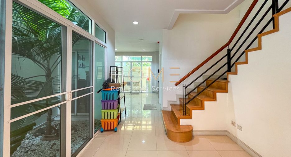 For sale 3 bedrooms townhouse in Bang Kapi, Bangkok