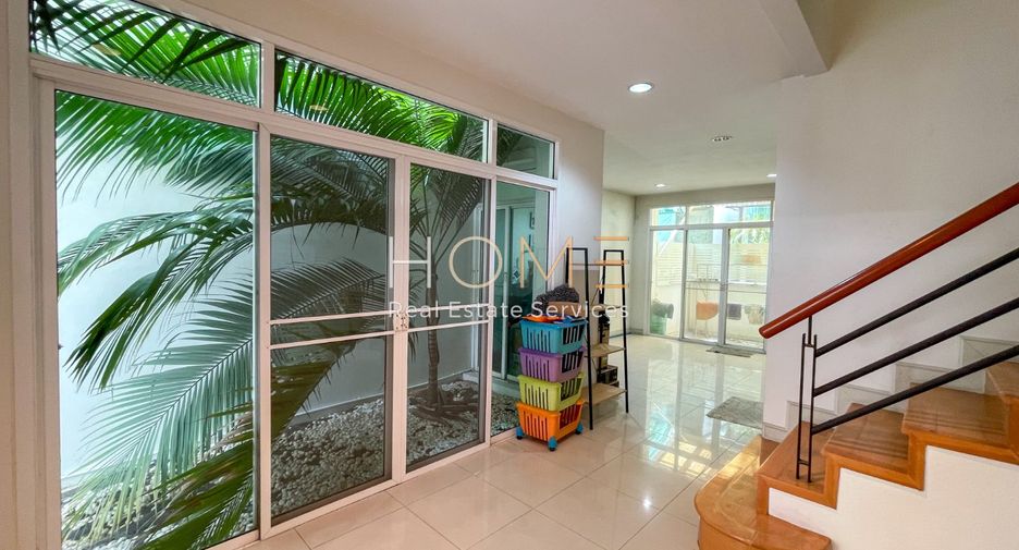 For sale 3 bedrooms townhouse in Bang Kapi, Bangkok