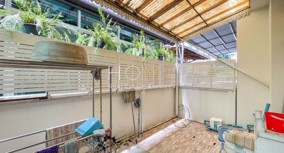 For sale 3 bedrooms townhouse in Bang Kapi, Bangkok