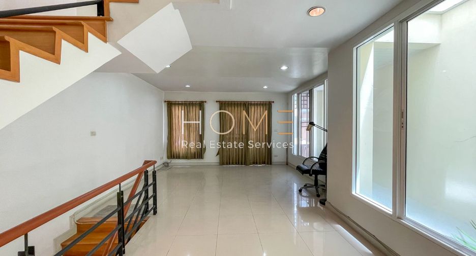 For sale 3 bedrooms townhouse in Bang Kapi, Bangkok