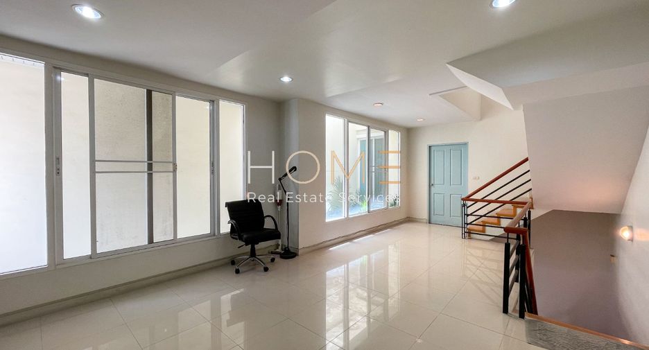 For sale 3 bedrooms townhouse in Bang Kapi, Bangkok