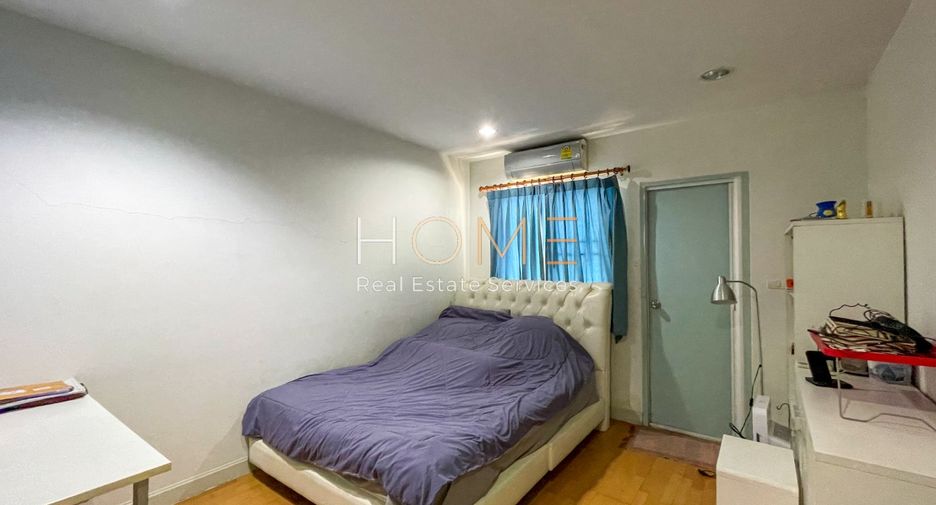 For sale 3 bedrooms townhouse in Bang Kapi, Bangkok