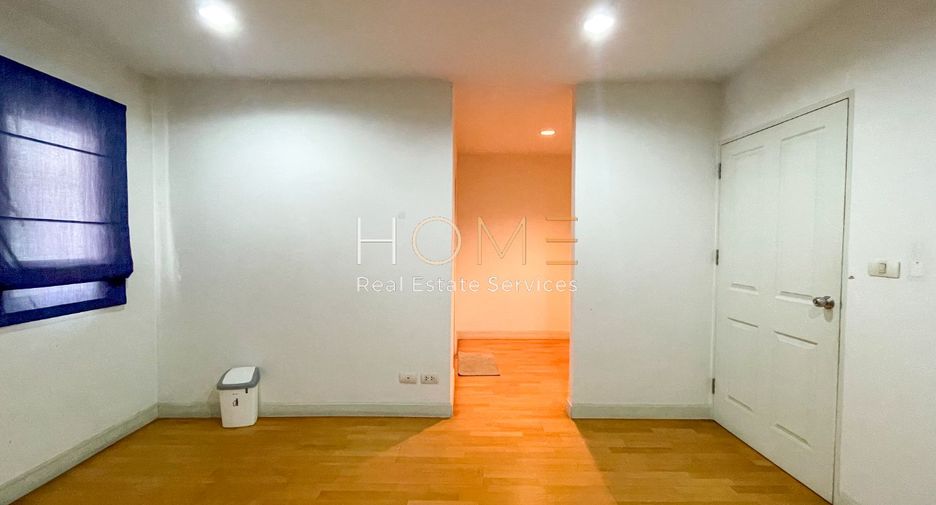 For sale 3 bedrooms townhouse in Bang Kapi, Bangkok