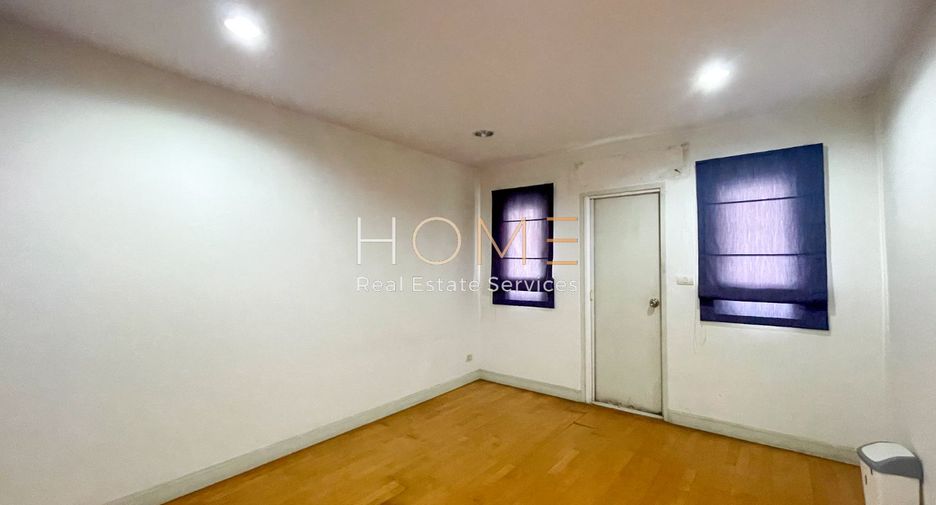 For sale 3 bedrooms townhouse in Bang Kapi, Bangkok