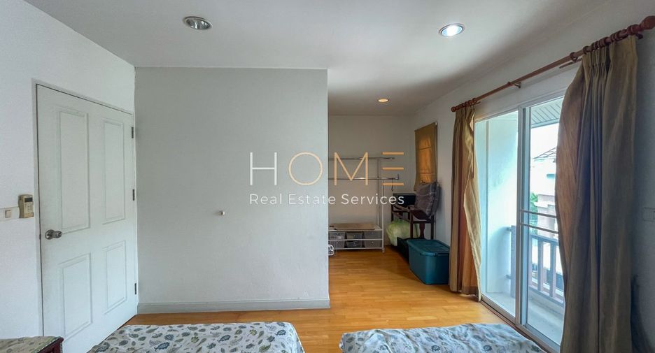 For sale 3 bedrooms townhouse in Bang Kapi, Bangkok