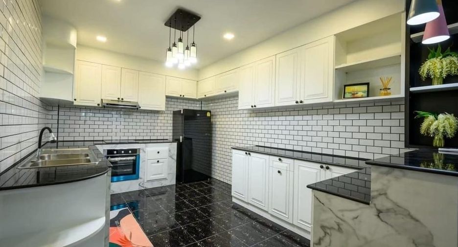 Аренда и продажа 6 спальни вилла в Йомтиен, Паттайя