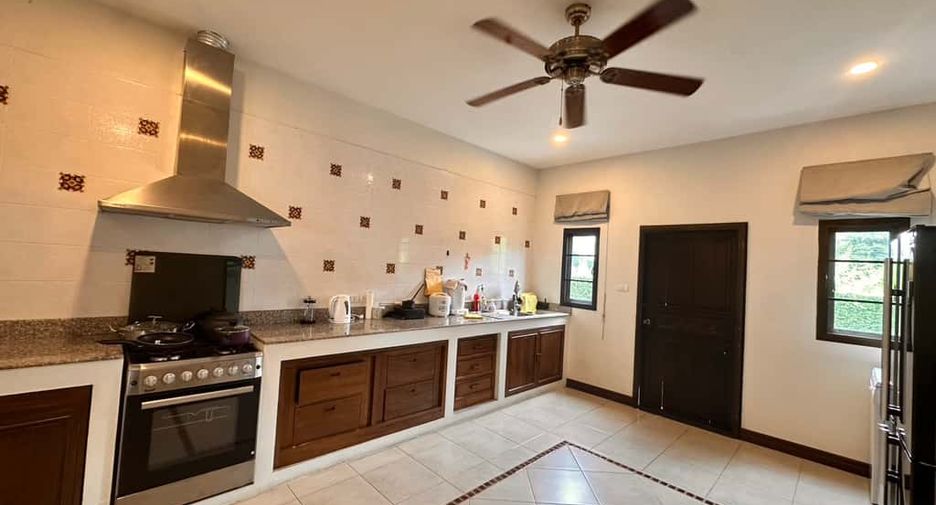 For rent 5 bedrooms house in Mueang Chiang Mai, Chiang Mai