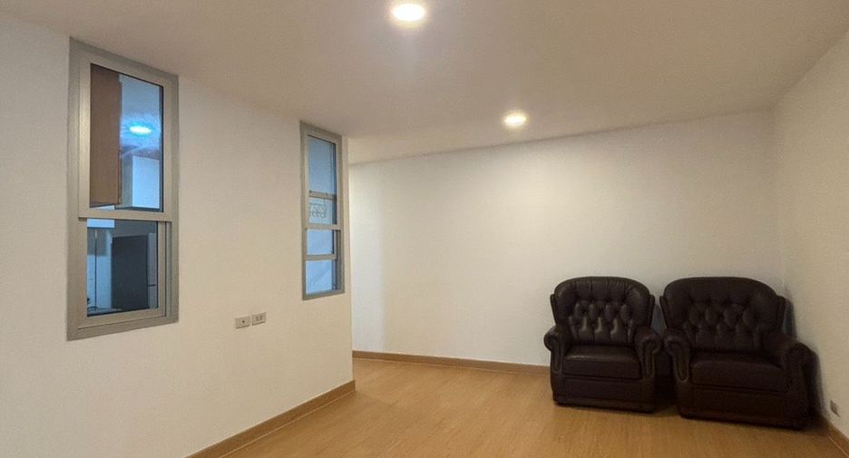 For rent 3 bedrooms condo in Khlong Toei, Bangkok