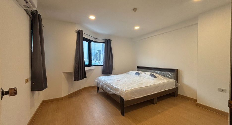 For rent 3 bedrooms condo in Khlong Toei, Bangkok